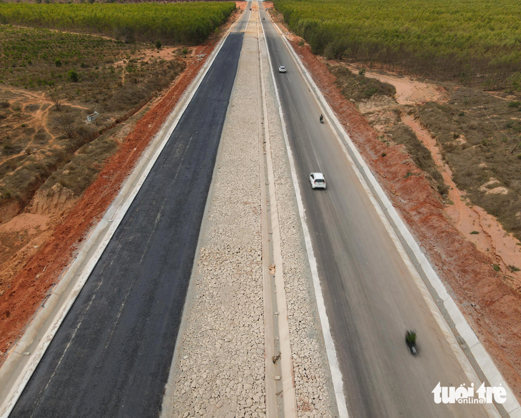 Dự án làm mới trục đường ven biển Phan Thiết - Kê Gà, tỉnh Bình Thuận - Ảnh: ĐỨC TRONG