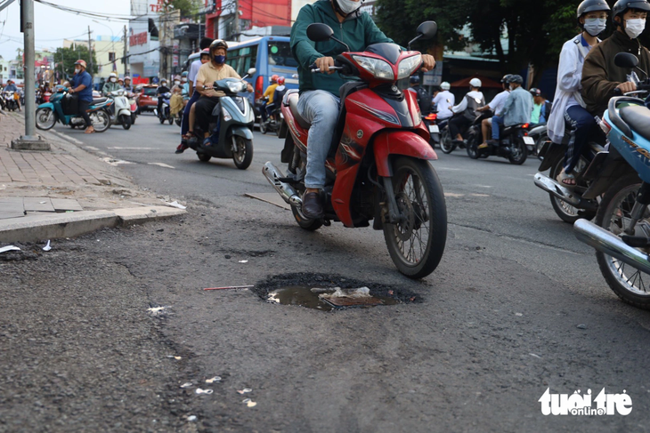 Một số điểm đường Võ Văn Ngân xuất hiện ổ gà, sụt lún, xe cộ phải né để không sụp vào. Việc tái lập cẩu thả dẫn tới mất an toàn đi lại. Hệ thống thoát nước đang tạm ngưng thi công nên chỉ mới trải thảm nhựa lớp 1 (dày 7cm được thảm sau khi thi công hộp cống thoát nước giữa đường), chưa thi công thảm nhựa lớp 2 (dày 5cm được thảm để hoàn thiện mặt đường). Công tác ngầm hóa điện, viễn thông và lắp đặt ống cấp nước được thi công và tái lập trong đêm nên có một số vị trí lún, sụp khi trời mưa - Ảnh: NGỌC QUÝ