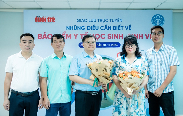 Hai khách mời buổi giao lưu trực tuyến &quot;Những điều cần biết về bảo hiểm y tế cho học sinh, sinh viên&quot; (thứ hai và ba từ phải sang) tại văn phòng đại diện báo Tuổi Trẻ tại Hà Nội sáng 10-11 - Ảnh: DANH KHANG