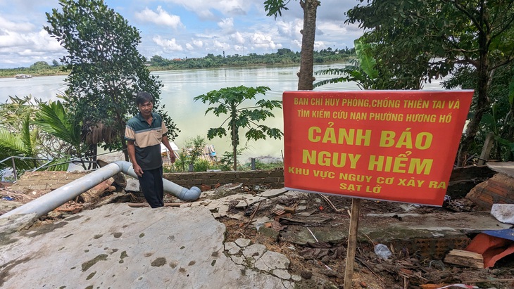 Lo mưa lớn, các hồ thủy điện, thủy lợi đầu nguồn sông Hương được lệnh xả nước đón lũ. Tỉnh cũng yêu cầu các địa phương rà soát, lên phương án di dân khỏi những nơi dễ xảy ra sạt lở - Ảnh: NHẬT LINH