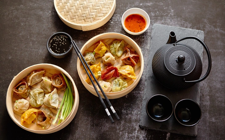 Những chú chó mập ú trở thành 'ngôi sao' của quán mì người Hoa gần nửa thế kỷ - Ảnh 2.