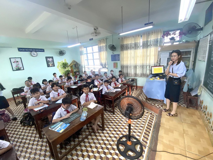 Dù được trang bị thêm quạt cây nhưng học sinh Trường Đoàn Thị Điểm (Thanh Khê, Đà Nẵng) vẫn phải học trong căn phòng bức bí, nóng nực ngay giữa mùa mưa - Ảnh: B.D.