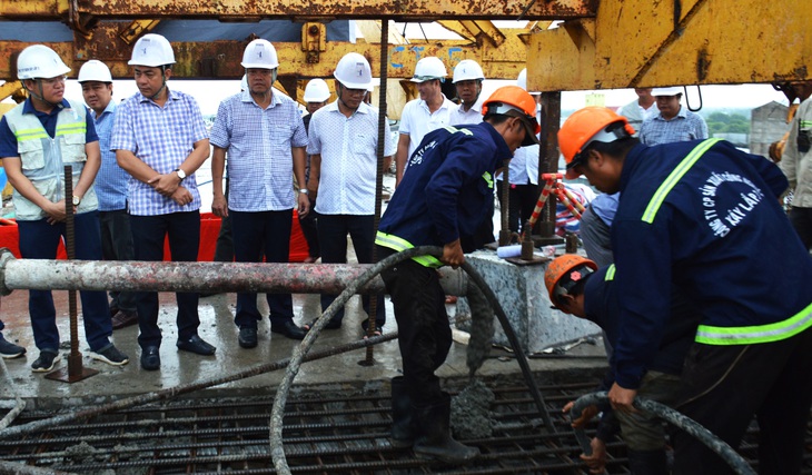 Đoạn cuối cùng được hoàn thiện nối liền hai bờ sông Ông Đốc - Ảnh: THANH HUYỀN