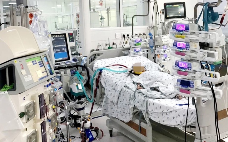Uống nhầm hóa chất dùng dán thuyền, bé trai 2 tuổi bị tổn thương gan thận nặng