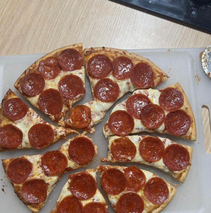 Phong cách chia đều miếng pizza.