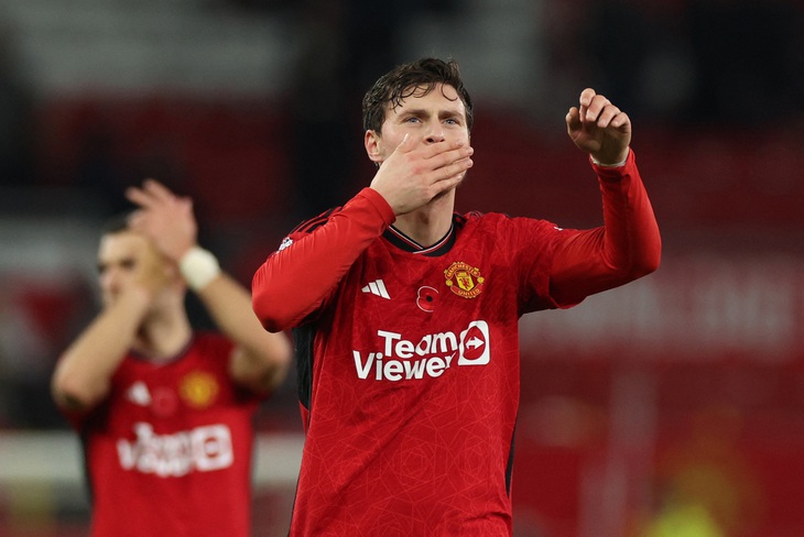 Niềm vui của Victor Lindelof (Man United) sau khi ghi bàn thắng vào lưới Luton - Ảnh: REUTERS