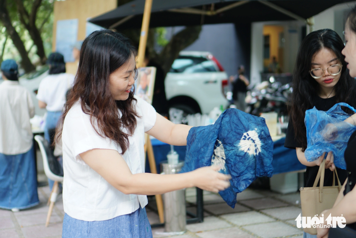 Thành phẩm trải nghiệm thử nhuộm chàm tạo họa tiết của du khách - Ảnh: NGUYỄN HIỀN