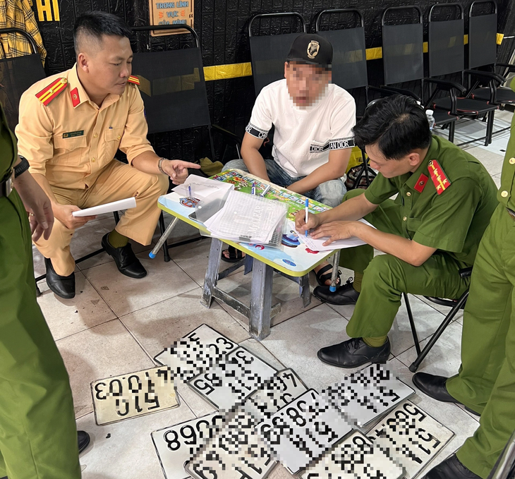 Công an phát hiện nhiều cơ sở ở TP.HCM trưng bày biển số không rõ nguồn gốc, không do cơ quan có thẩm quyền cấp - Ảnh: Công an cung cấp