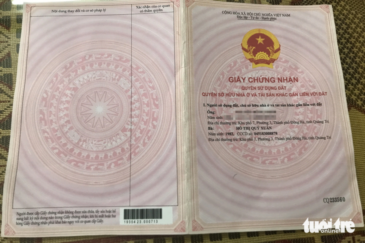 Giấy chứng nhận quyền sử dụng đất làm giả để vay tiền - Ảnh: HOÀNG TÁO