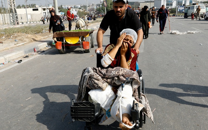 WHO: Bệnh viện lớn nhất Gaza bị xe tăng bao vây, người trốn ra là bị bắn