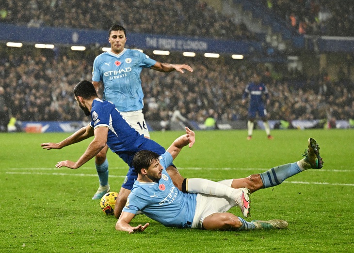 Tình huống Dias cản ngã Armando Broja trong vòng cấm khiến Man City phải nhận quả phạt đền - Ảnh: REUTERS