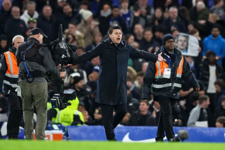 HLV Pochettino tỏ ra tức giận với trọng tài - Ảnh: Getty