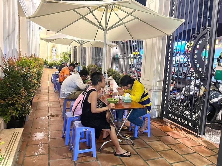 Bữa tối ấm áp tình người - Ảnh 1. Quán mì miễn phí trên đường Nguyễn Thị Minh Khai, quận 1, TP.HCM - Ảnh: THÙY DƯƠNG