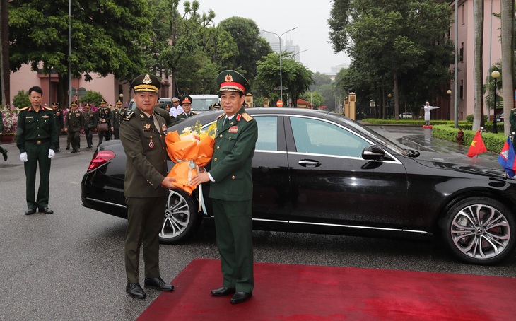 Đại tướng Phan Văn Giang - ủy viên Bộ Chính trị, phó bí thư Quân ủy Trung ương, bộ trưởng Bộ Quốc phòng Việt Nam - đón Đại tướng Tea Seiha - phó thủ tướng, bộ trưởng Bộ Quốc phòng Campuchia - Ảnh: MẠNH HÙNG