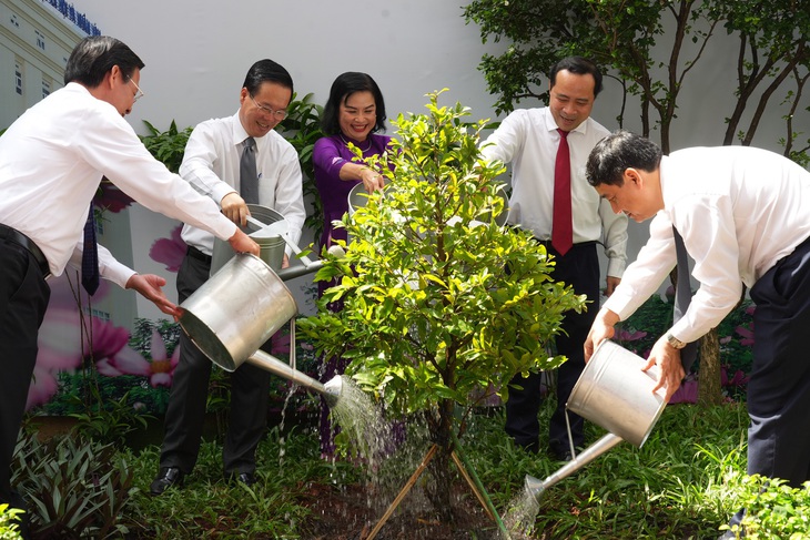 Chủ tịch nước Võ Văn Thưởng trồng cây mai được mang từ quê hương Vĩnh Long trong khuôn viên Trường đại học Khoa học xã hội và Nhân văn TP.HCM - Ảnh: HỮU HẠNH