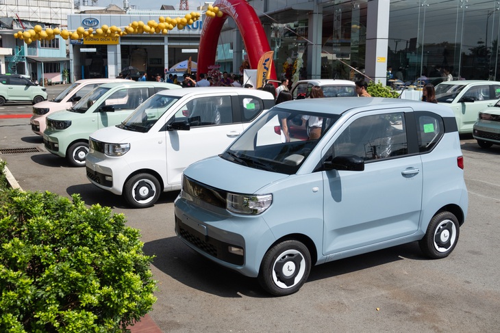 Wuling HongGuang MiniEV mang phong cách hình hộp, gợi nhớ tới dòng &quot;kei car&quot; đặc trưng Nhật Bản, dù tới từ Trung Quốc. Thiết kế bên ngoài đơn giản và thực dụng. Bản cao cấp dùng đèn dạng projector cùng đèn định vị LED ban ngày, còn bản thấp là halogen với chóa. Đèn hậu LED cũng chỉ có trên bản cao hơn. Logo Wuling phía trước phát sáng nhờ đèn nền LED. Mâm xe có kích thước mini, chỉ 12 inch, kèm lốp 145/70R12 - Ảnh: Đại lý Wuling/Facebook