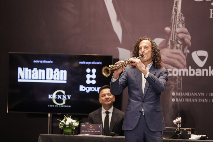 Nghệ sĩ Kenny G trình diễn một đoạn trong tác phẩm &quot;Forever in love&quot; - Ảnh: HÒA NGUYỄN