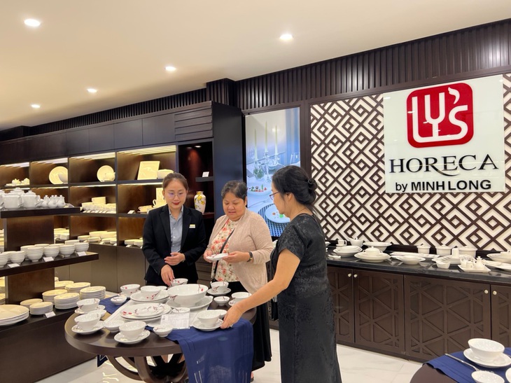 Nhân viên Showroom Minh Long tại Cần Thơ tư vấn cho khách hàng. Ảnh: Đ.H