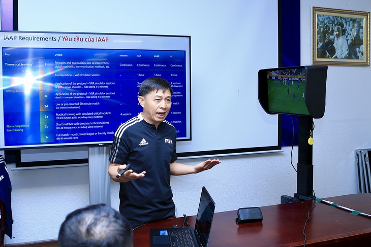 Trưởng ban trọng tài VFF, giảng viên FIFA Đặng Thanh Hạ thông tin về khóa học - Ảnh: VPF