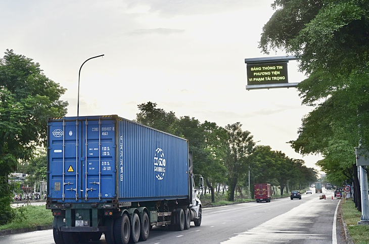 Bảng thông tin xe vi phạm quá tải (để phạt nguội) khi qua trạm cân cầu Ông Lớn, quận 7, TP.HCM - Ảnh: T.T.D.