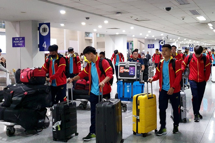 Các thành viên tuyển Việt Nam nhanh chóng rời sân bay về nơi đóng quân - Ảnh: VFF