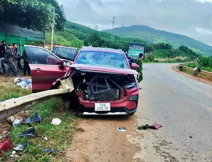 Phần đầu xe ô tô tông vào hộ lan đường bị nát vụn - Ảnh: M.P.