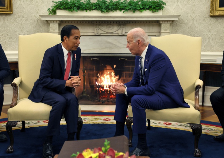 Tổng thống Mỹ Joe Biden (phải) gặp Tổng thống Indonesia Joko Widodo tại Phòng Bầu dục ở Nhà Trắng, Washington, Mỹ, ngày 13-11 - Ảnh: REUTERS