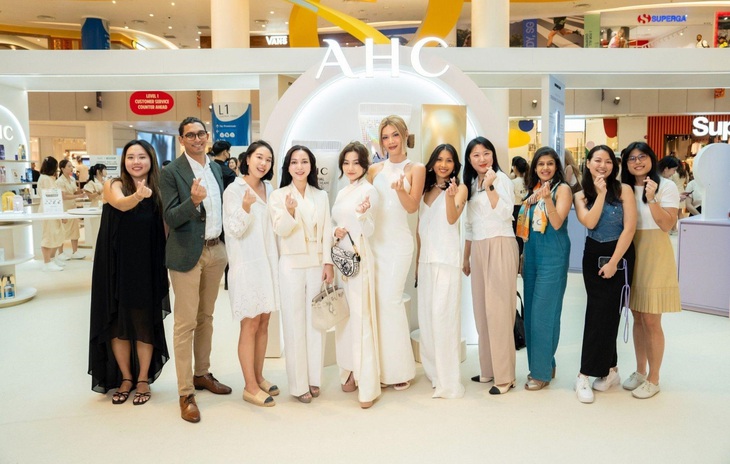 AHC kỷ niệm 25 năm thành lập và tri ân khách hàng tại Vivo City Singapore - Ảnh 4. 3 Đại sứ Thương hiệu AHC tại Việt Nam gồm: Hannah Olala, Luna Đào và Diệp Lê tham dự event tại Singapore