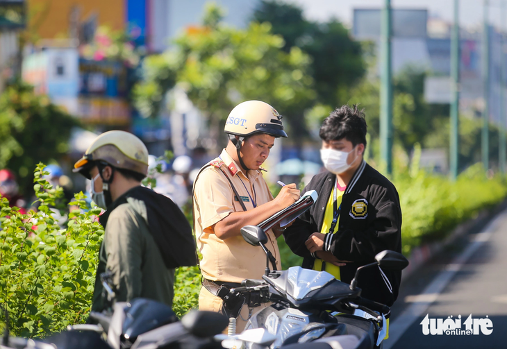 Anh N.V.T. (một người bị thổi phạt) cho biết anh vi phạm lỗi chạy vào làn ô tô trong giờ cấm vì quên xem đồng hồ. &quot;Tôi chạy lố có vài phút nhưng vẫn bị phạt. Đang có việc chạy vội nên không để ý đã vào giờ cấm&quot;, anh T. nói - Ảnh: LÊ PHAN