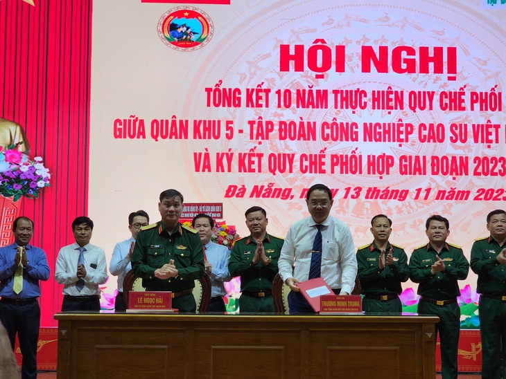 Ký kết Quy chế phối hợp thực hiện nhiệm vụ quân sự, quốc phòng và phát triển kinh tế giai đoạn 2023-2028 - Ảnh: KHÁNH QUÂN