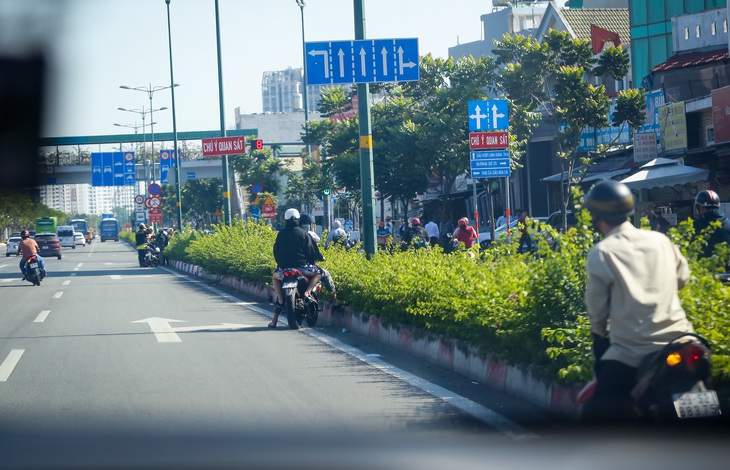 Gặp chốt cảnh sát khi vào đường cấm, nhiều xe máy quay ngược chiều 