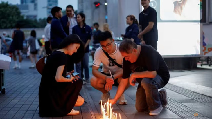 Những ngọn nến được đặt bên ngoài trung tâm mua sắm Siam Paragon sang trọng, nơi cảnh sát Thái Lan bắt giữ nghi phạm trong một vụ xả súng ở Bangkok, Thái Lan, vào ngày 4-10 - Ảnh: REUTERS