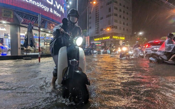 Huế mưa lớn suốt đêm, nhiều nơi ngập lụt nặng