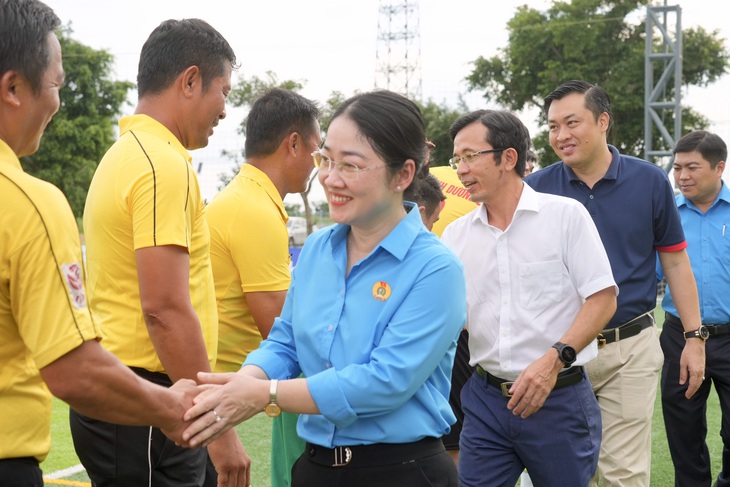 Ông Cao Văn Chóng (thứ 2 từ phải sang) cùng Phó tổng biên tập báo Tuổi Trẻ Trần Xuân Toàn (áo trắng) và Chủ tịch Liên đoàn Lao động tỉnh Bình Dương Nguyễn Kim Loan bắt tay lực lượng trọng tài ở vòng loại tại Bình Dương - Ảnh: HỮU HẠNH