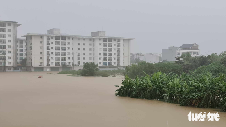 Khu chung cư Aranya (TP Huế) ngập trong biển nước - Ảnh: QUỲNH NGA