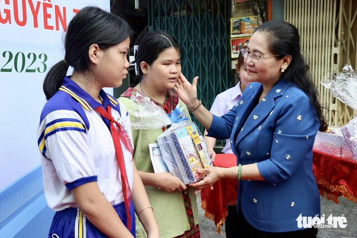 Chủ tịch HĐND TP.HCM Nguyễn Thị Lệ tặng quà hỗ trợ cho học sinh có hoàn cảnh khó khăn tại lễ khởi công 