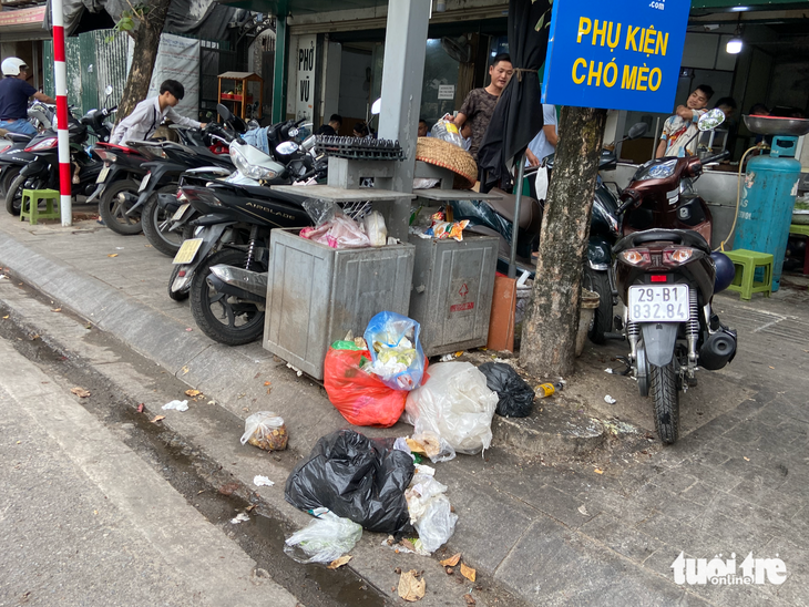 Trước một quán phở 