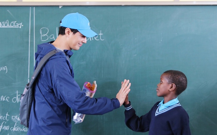 Jo In Sung quyên góp tiền thưởng cho trẻ em ở Tanzania