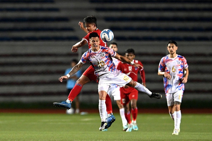 Philippines (áo trắng) được đánh giá cao với hàng thủ chắc chắn - Ảnh: JAM STA ROSA/Getty