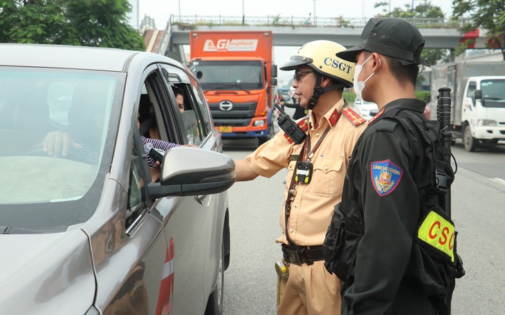 Công an TP.HCM ra quân xử lý xe khách, xe chở hàng hóa trên quốc lộ 1