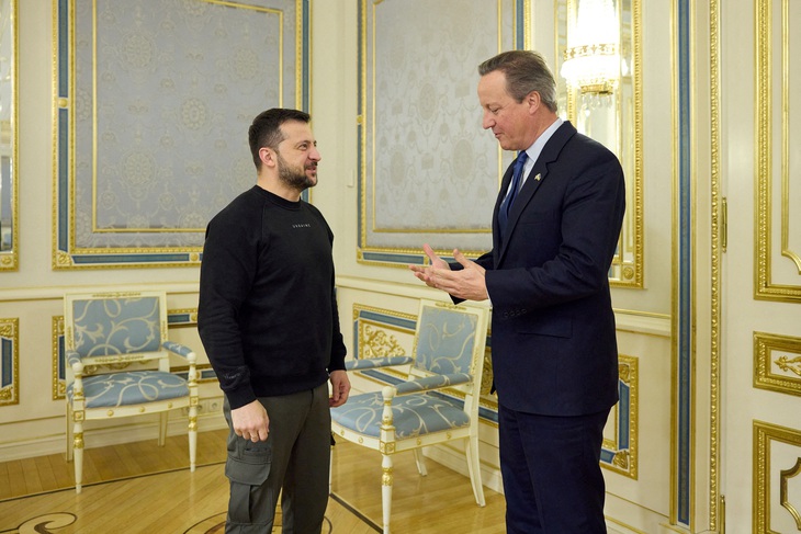 Tổng thống Ukraine Volodymyr Zelensky (trái) chào đón Ngoại trưởng Anh David Cameron - Ảnh: REUTERS