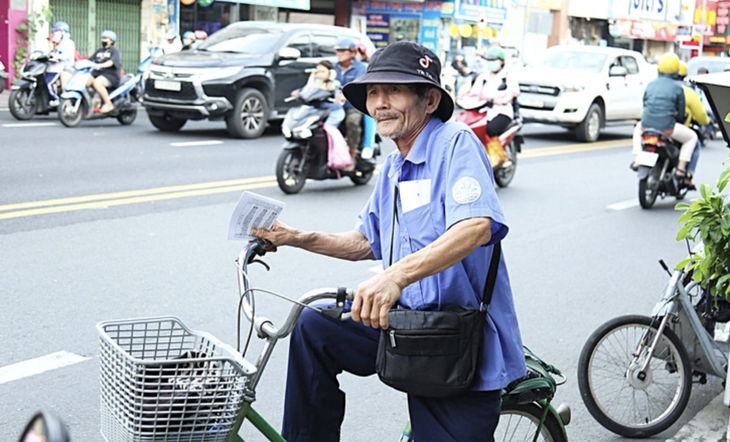 Người bán vé số dạo đóng góp rất lớn vào doanh thu và lợi nhuận cho các công ty xổ số kiến thiết - Ảnh: PHƯƠNG QUYÊN