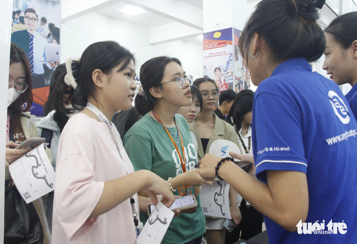 Nhiều sinh viên quan tâm đến các nội dung, thông tin tuyển dụng việc làm tại ngày hội - Ảnh: CÔNG TRIỆU