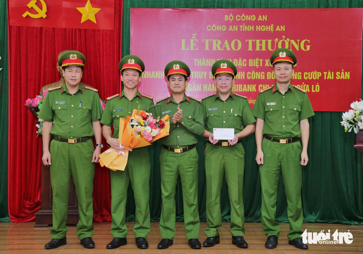 Lãnh đạo Công an tỉnh Nghệ An khen thưởng cho các cá nhân, tập thể phá án vụ cướp ngân hàng - Ảnh: DOÃN HÒA