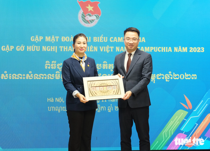 Bí thư Trung ương Đoàn Nguyễn Tường Lâm tiếp đoàn đại biểu Hội Liên hiệp Thanh niên Campuchia do bà Dam Dariny - phó chủ tịch Hội Liên hiệp Thanh niên Campuchia, quốc vụ khanh Bộ Quốc phòng Campuchia - làm trưởng đoàn - Ảnh: HÀ THANH