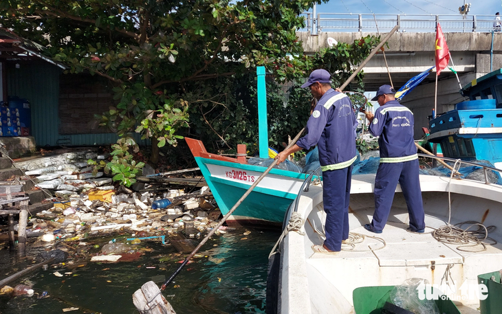 Rác thải sinh hoạt trôi nổi trên sông Dương Đông (con sông đẹp ở Phú Quốc) - Ảnh: CHÍ CÔNG