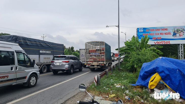 Một chiếc xe tải mang biển số tỉnh Bến Tre chạy vào làn xe máy ngay trên cầu - Ảnh: MẬU TRƯỜNG