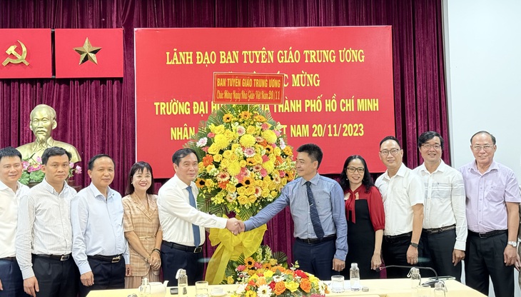 Ông Phan Xuân Thủy - phó trưởng Ban Tuyên giáo Trung ương (thứ năm từ trái qua) thăm và chúc mừng Trường đại học Văn hóa TP.HCM nhân Ngày Nhà giáo Việt Nam - Ảnh: M.G