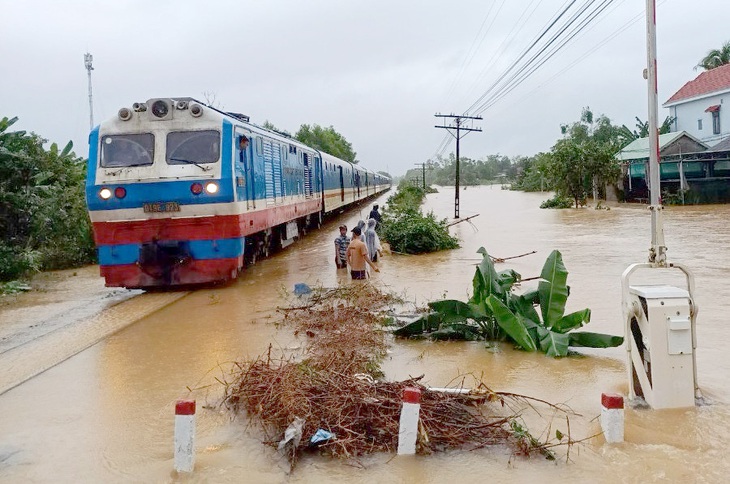 Nước lũ rút dần, đường sắt khai thác trở lại các đoàn tàu khách qua Huế từ trưa 16-11 - Ảnh: VNR