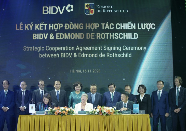 Đại diện lãnh đạo BIDV và Edmond de Rothschild ký kết hợp tác - Ảnh: BIDV